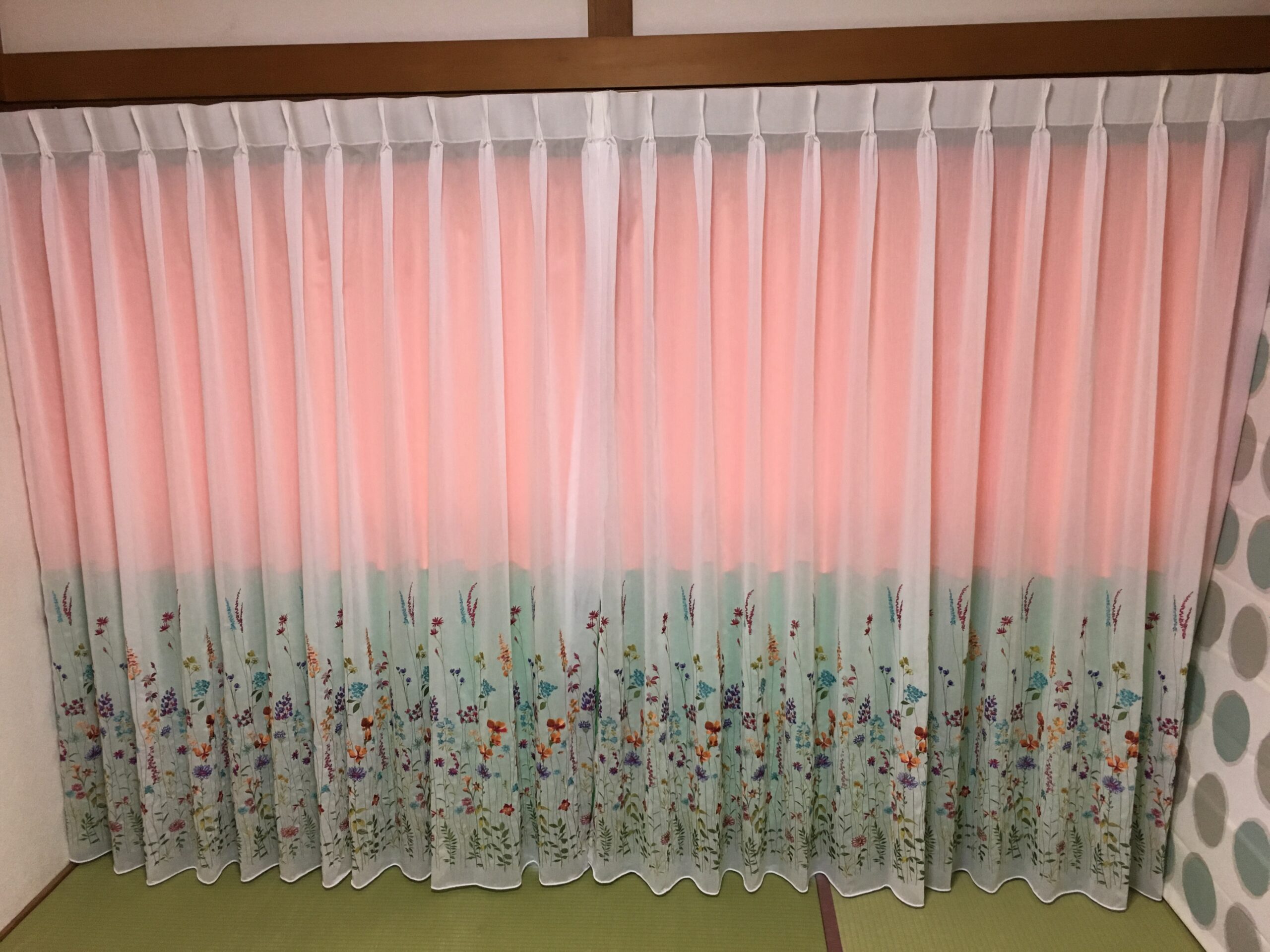 2枚の生地を使って仕上げてます　オーダーカーテン北九州の写真3