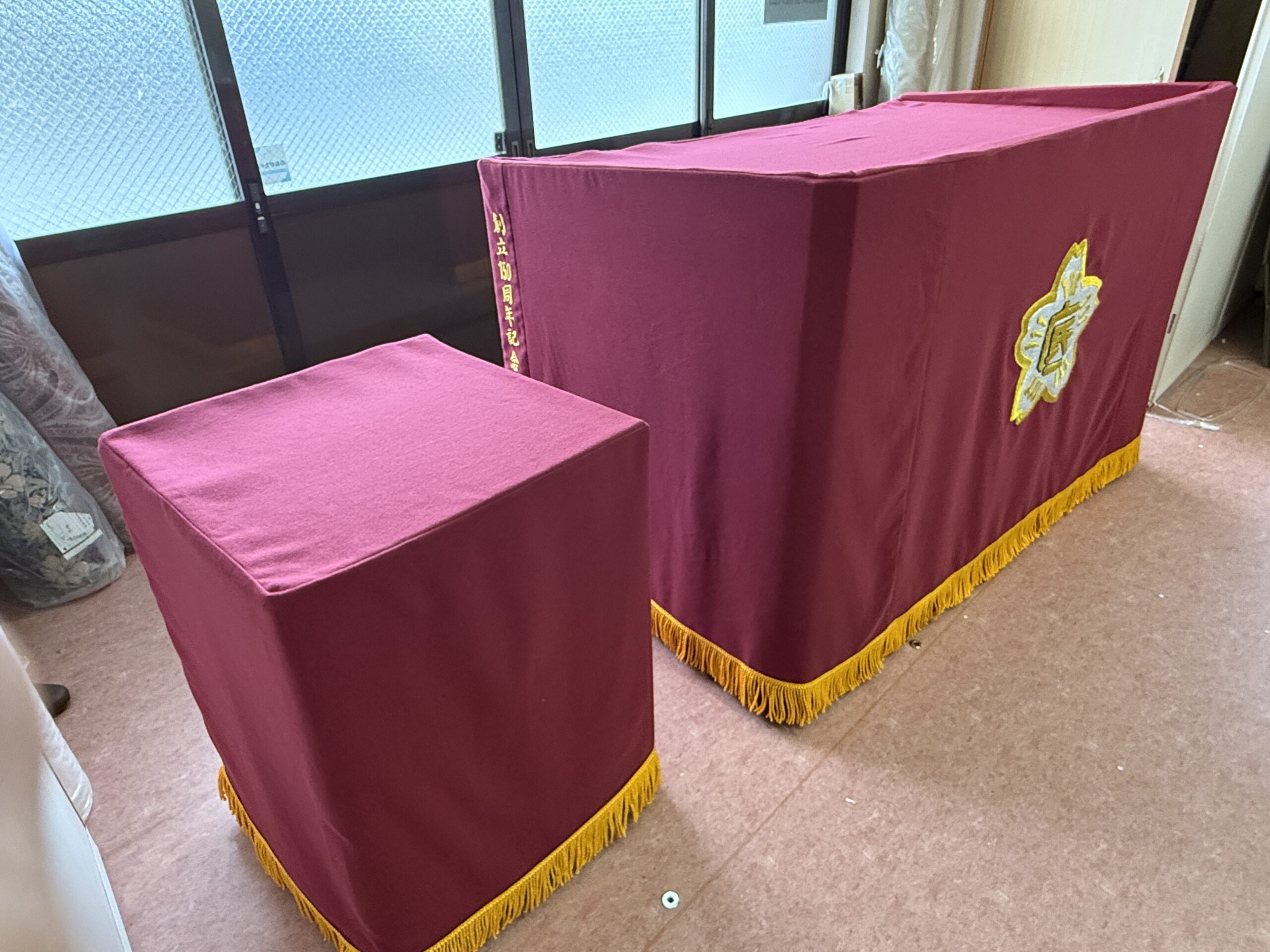 演台、花台カバー　中間市小学校の写真2